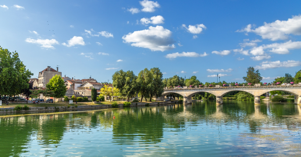 De stad Cognac en de rivier de Charente