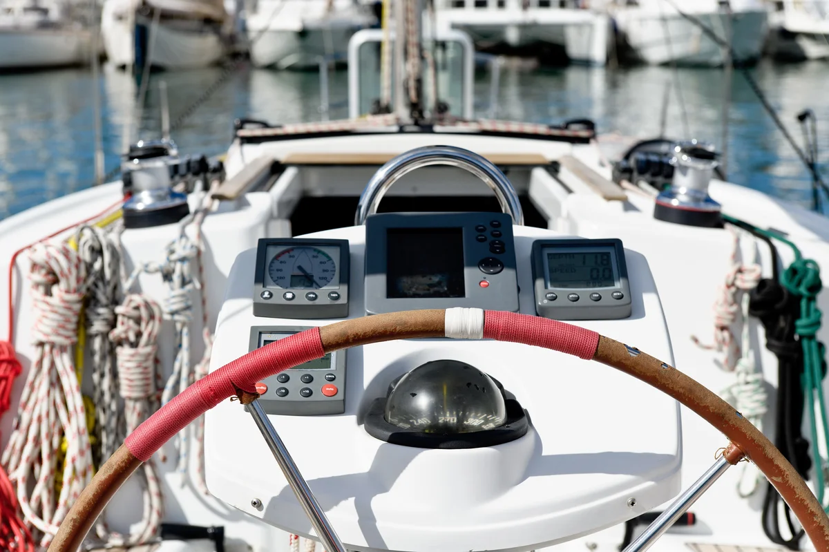 Pilotes automatiques pour voiliers
