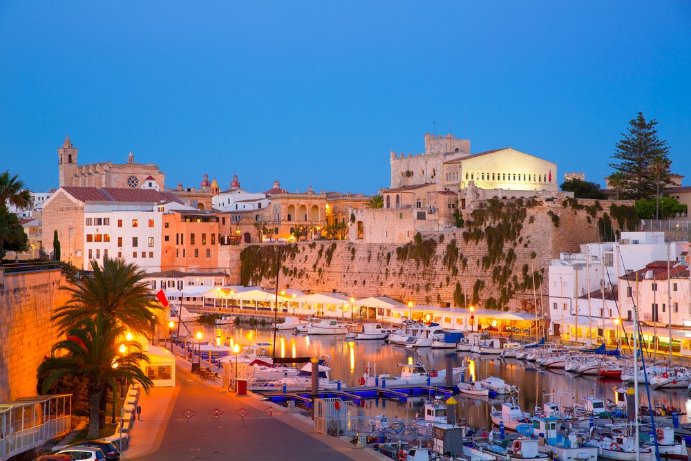 Ciutadella Menorca Yachthafen Hafen Sonnenuntergang Rathaus und Kathedrale der balearischen Inseln