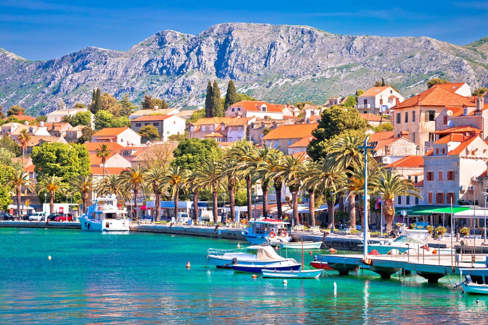 Η πόλη Cavtat με μια πολύχρωμη θέα στην προκυμαία της Αδριατικής, νότια Δαλματία, Κροατία