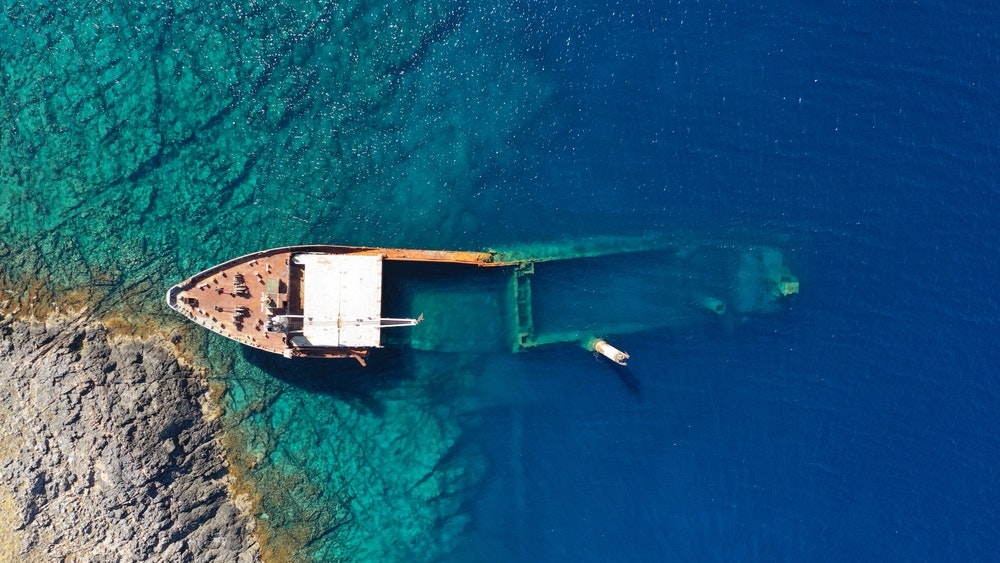 Letecký snímek slavného vraku lodi Nordland, napůl potopené na ostrůvku Prasonisi poblíž hlavního přístavu Diakofti na ostrově Kythéra, Jónské moře, Řecko