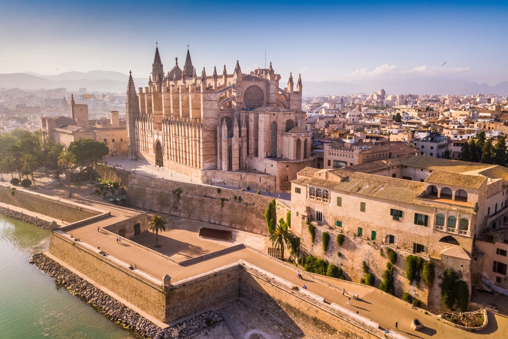 Letecký pohled na historickou katedrálu v Palma de Mallorca.