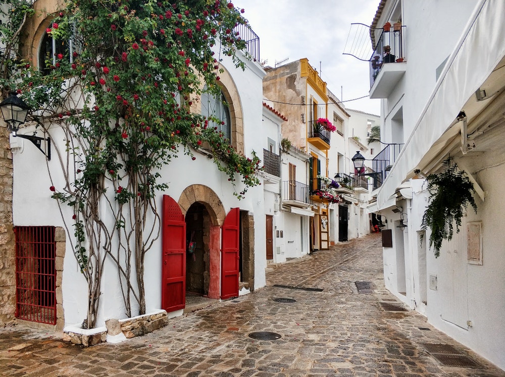 strada del centro storico di Ibiza (Eivissa) 
