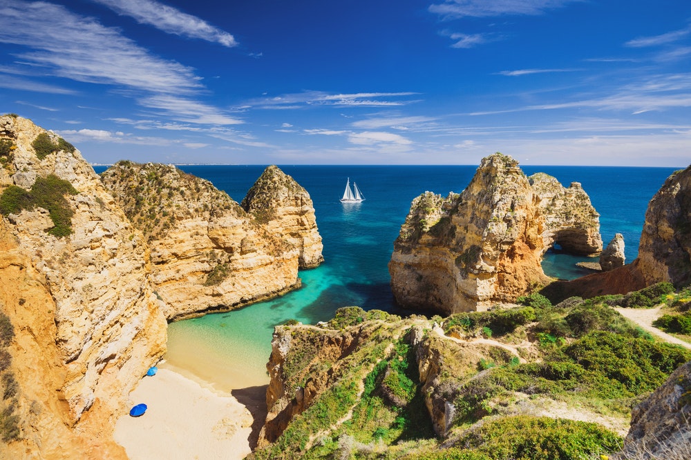 Bellissima baia vicino alla città di Lagos, regione dell'Algarve, Portogallo. Spiaggia sabbiosa. Punto di riferimento portoghese, popolare destinazione di viaggio