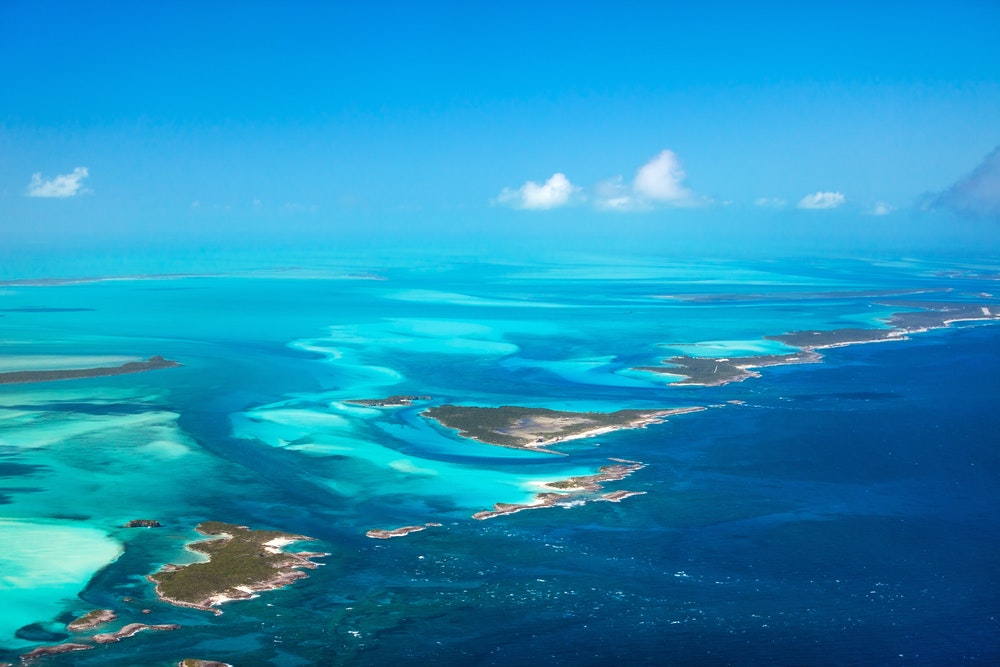 Isole Bahamas vista dall'alto, avifauna, vista aerea, acqua azzurra, oceano