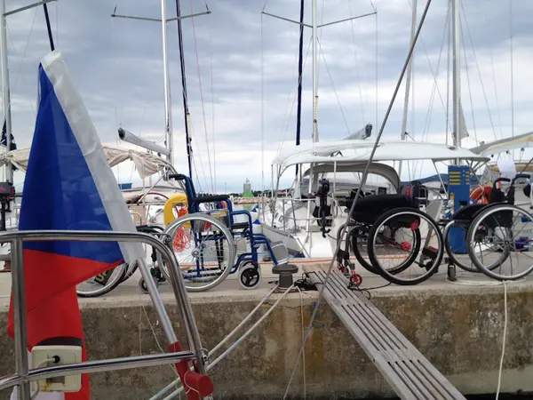 Úzká lávka na loď dělá někdy hendikepovaným problémy