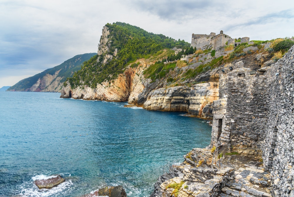 Een rotsachtige inham beroemd gemaakt door de dichter Byron in Portovenere, Italië.