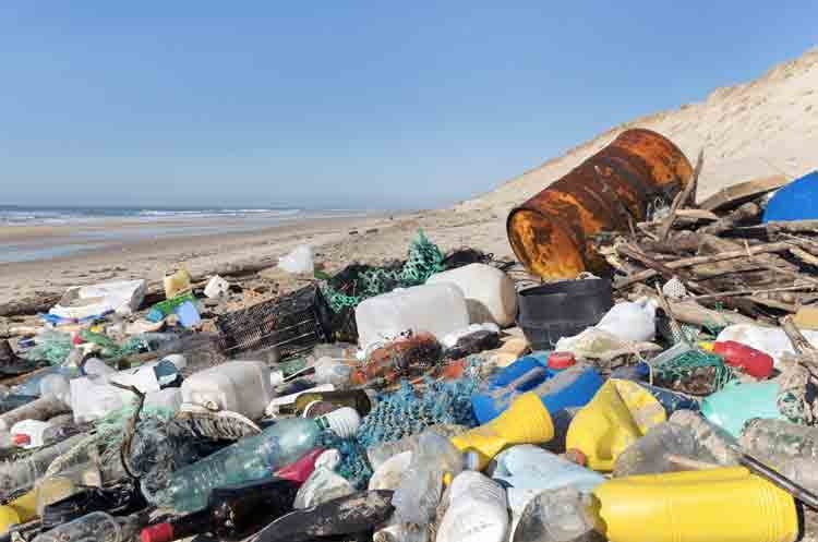 Smetí a odpadky na pláži