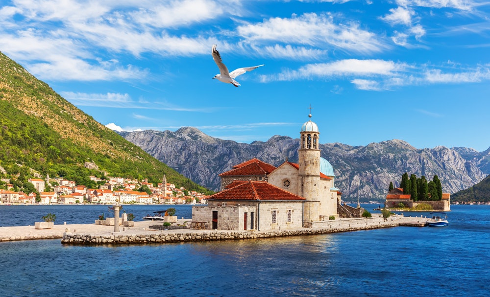 Church of Our Lady of the Rocks och St. George's Island, Kotor Bay nära Perast, Montenegro