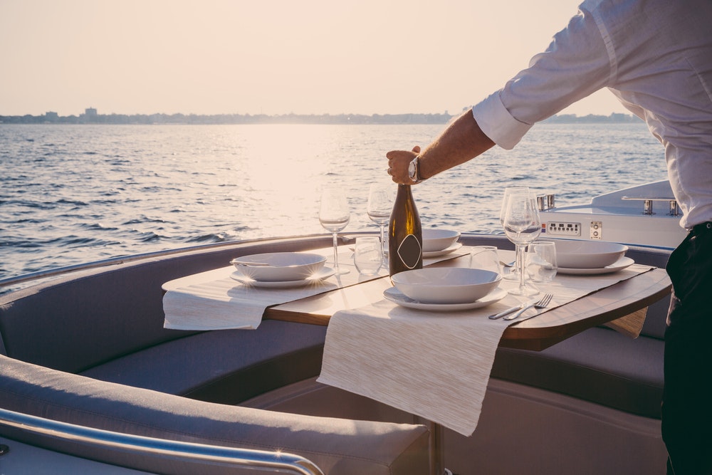 Una tavola imbandita per mangiare a bordo di uno yacht di lusso. 