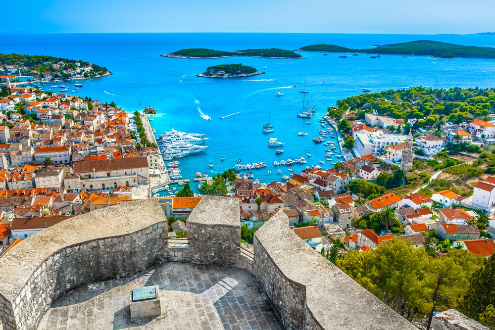 Въздушен изглед на архипелага пред град Хвар, Хърватия Средиземно море.