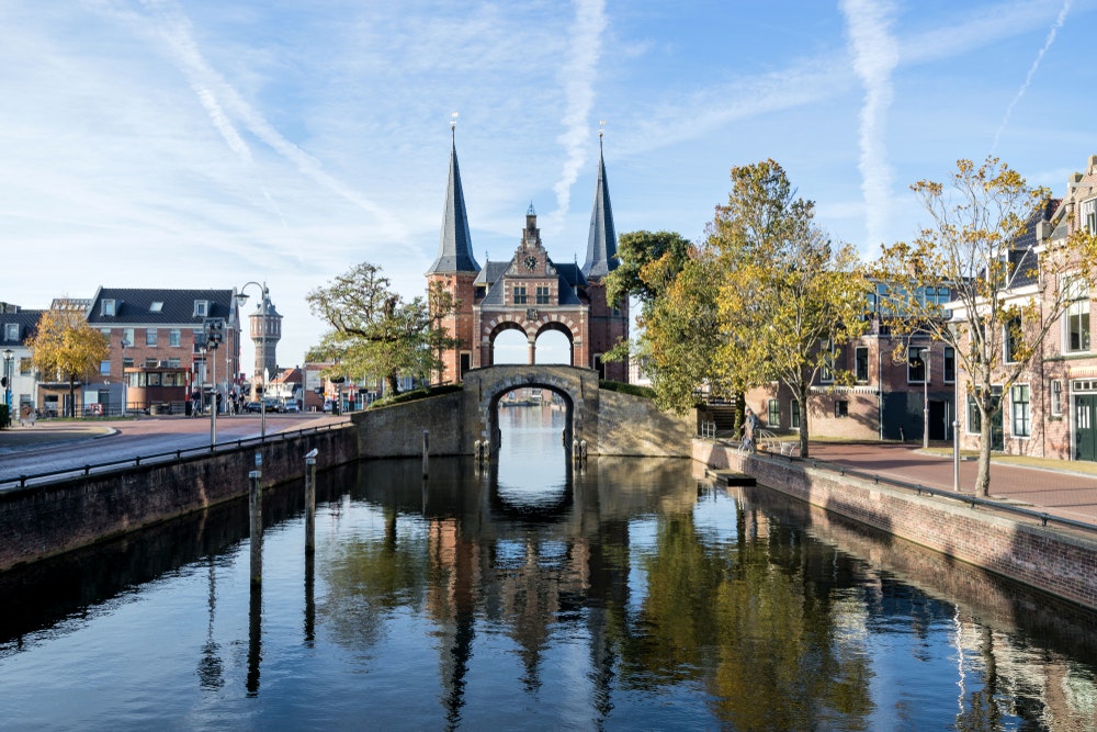 Kamenná historická brána na kanále v meste Sneek v Holandsku.