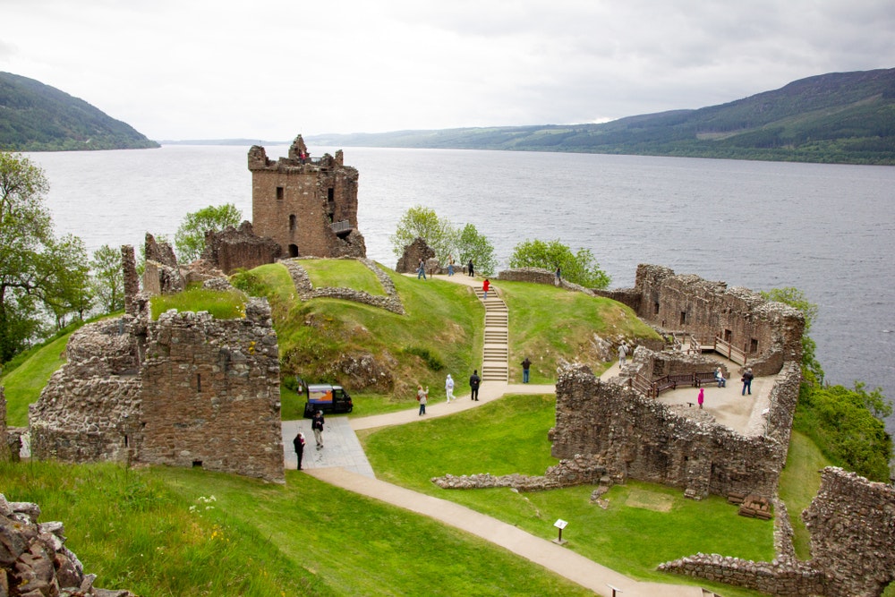 Loch Ness pils (Urquhart Castle) ar ezeru fonā.
