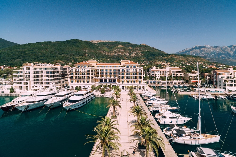 El muelle conduce a un lujoso y caro hotel en Oporto, Montenegro.