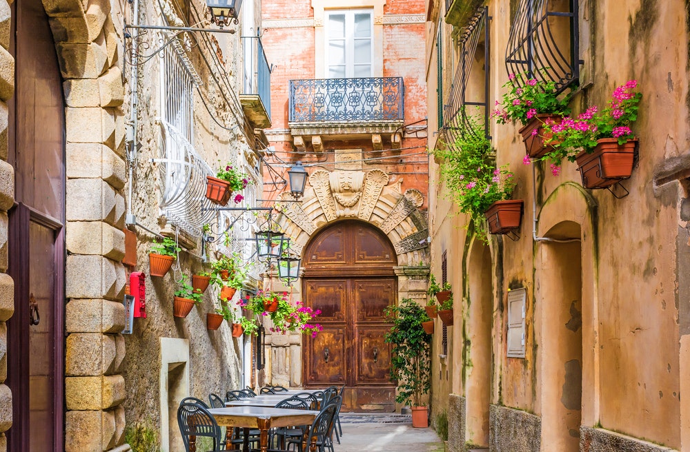 Ett kafé i ett hörn i en historisk gränd, Positano, Italien.