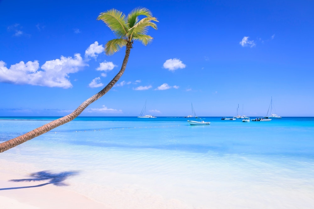 Paradiso tropicale, spiaggia caraibica idilliaca con barche a vela, Punta Cana, Repubblica Dominicana