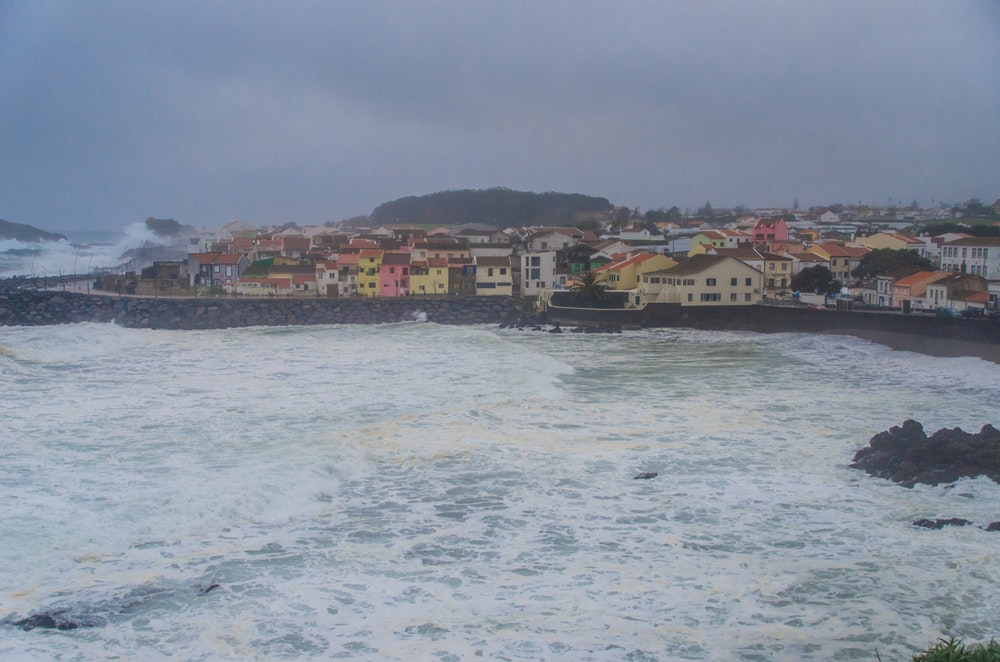 Una veduta del villaggio di São Roque sulle isole Azzorre, in Portogallo, dopo il passaggio dell'uragano Alex
