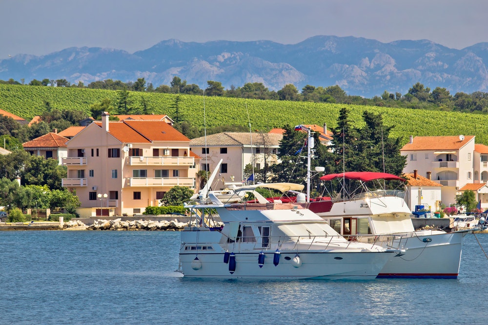 Satul Petrcane idilic pe malul apei pentru yachting din Dalmația, Croația
