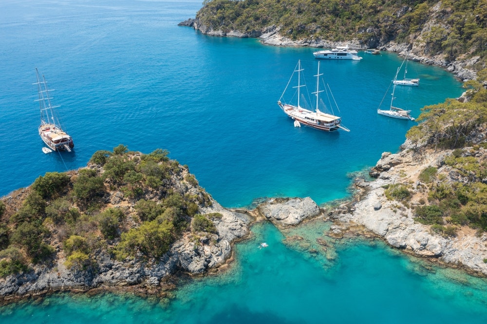 Laguna di smeraldo con tanti yacht in Turchia