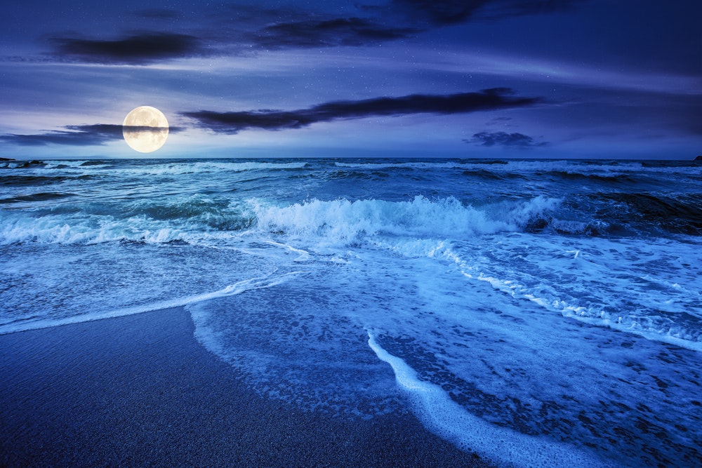 満月の光に照らされた海潮