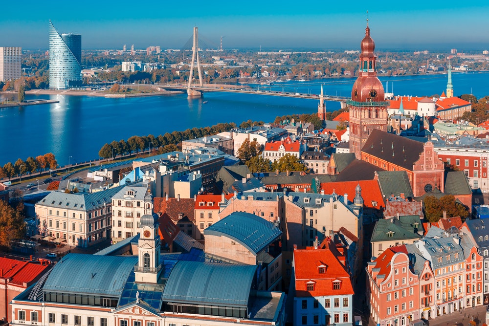 Luftfoto af den gamle bydel og Daugava-floden fra Sankt Peterskirken, Riga