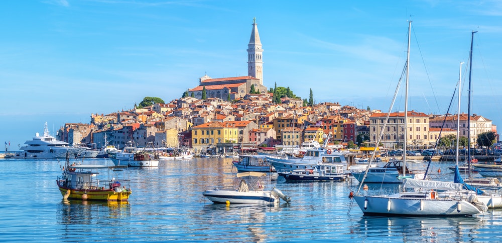 Rovinj linn, panoraamvaade värvilisele ajaloolisele vanalinnale ja sadamale Vahemerel, Horvaatia