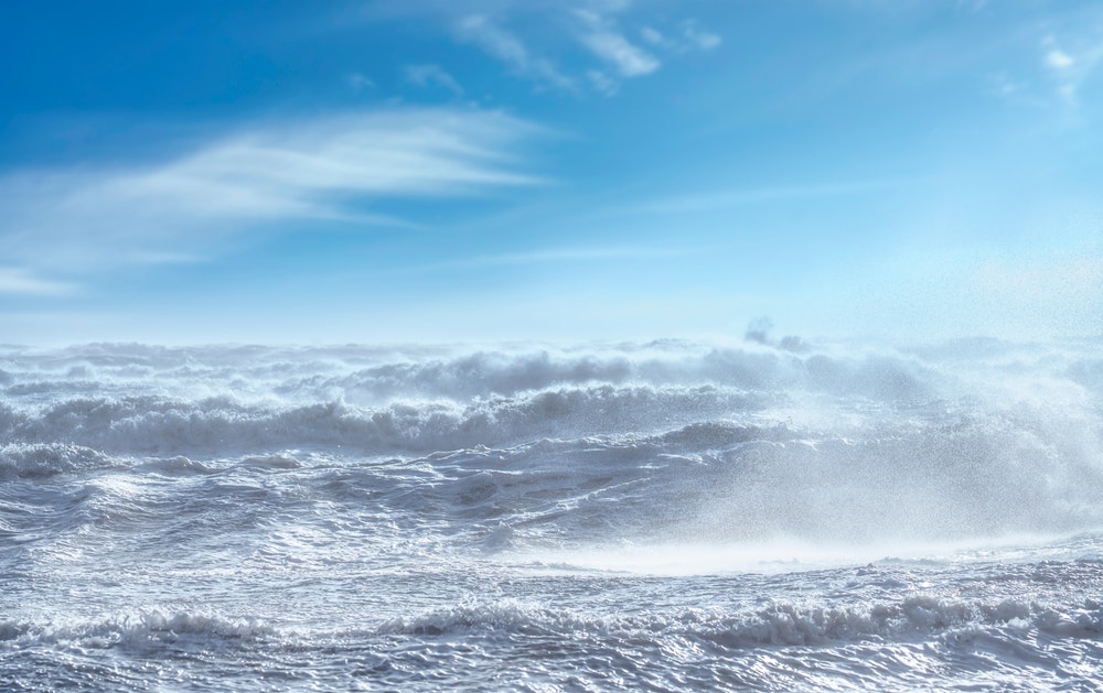 Karm meri lainete ja vahuga, kui tuul puhub