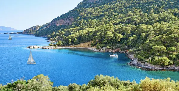 Výhled na zátoku na Fethiye v Turecku