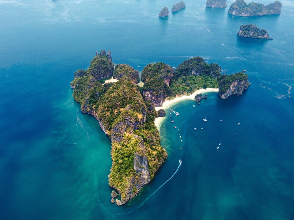 Isola di Koh Hong, vista aerea delle formazioni rocciose ricoperte di vegetazione e della baia trasparente