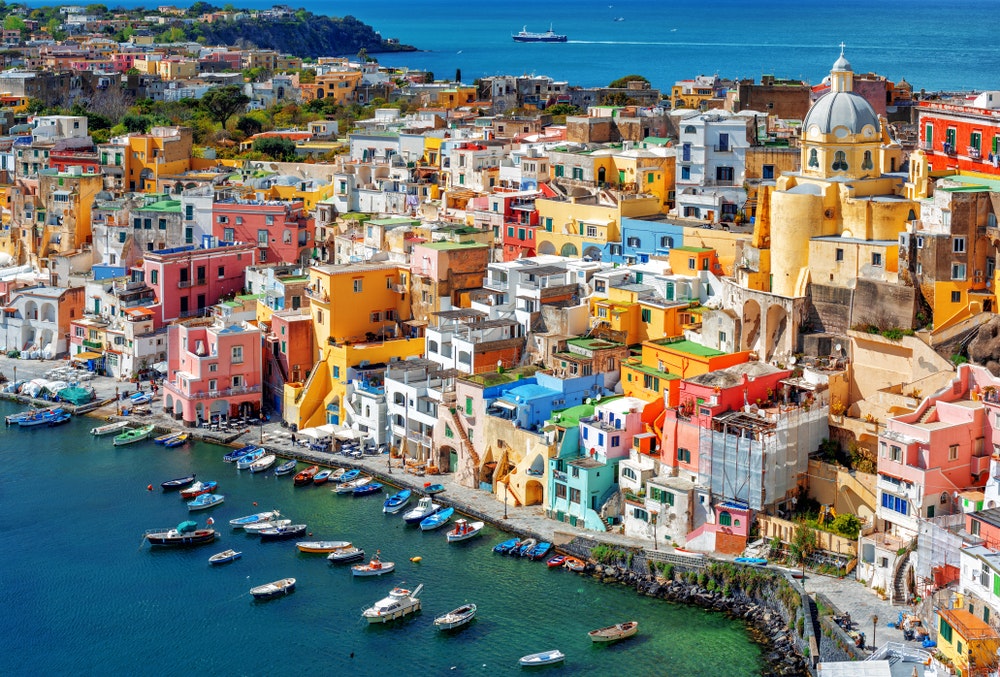 イタリア・ナポリ、プロチダ島の旧市街の港に並ぶ色とりどりの伝統的家屋