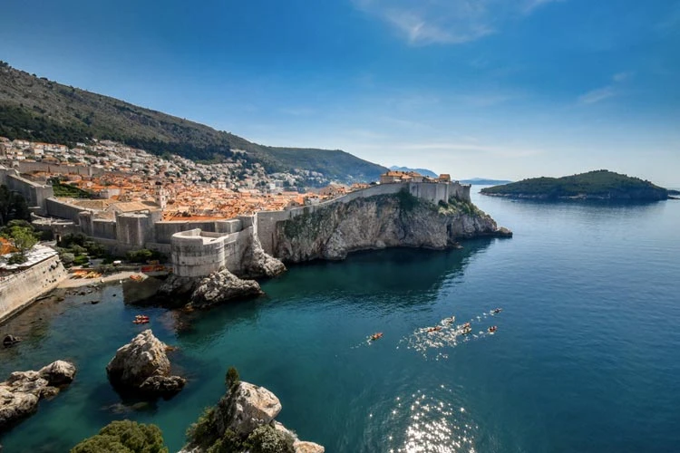 De imponerende Dubrovnik-mure og øen Lokrum