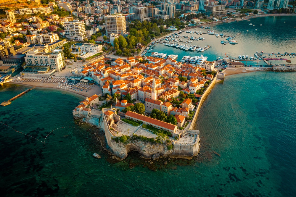 Luchtfoto van de mooie stad Budva, 's morgens aan de Adriatische Zee.