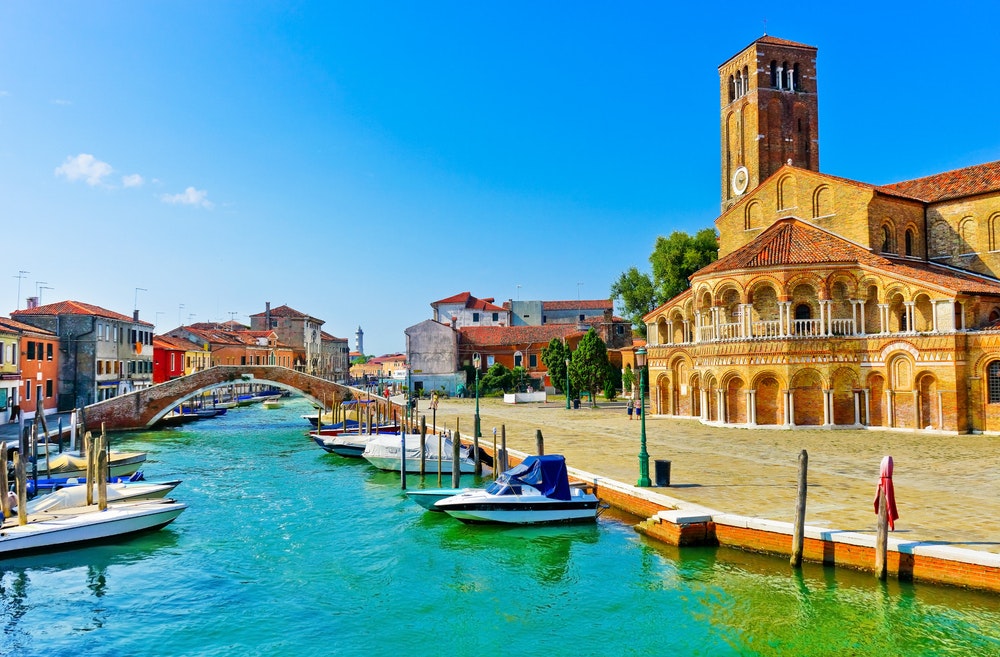 O vedere a caselor venețiene colorate de-a lungul canalului de apă din Insulele Murano din Veneția.