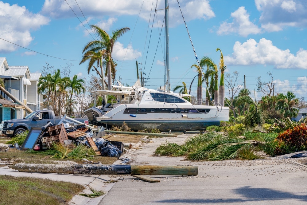 Un catamarano abbandonato su una strada in un quartiere residenziale dopo l'uragano Ian a Fort Myers, Florida