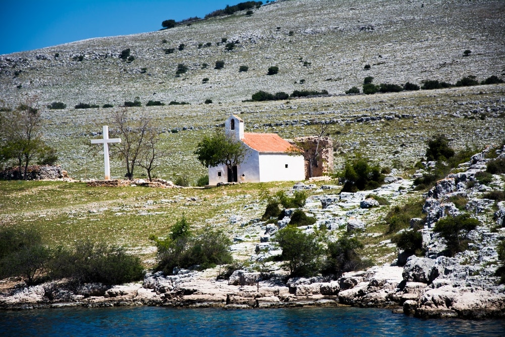 Kapell och kors i Kornati nationalparkens natur