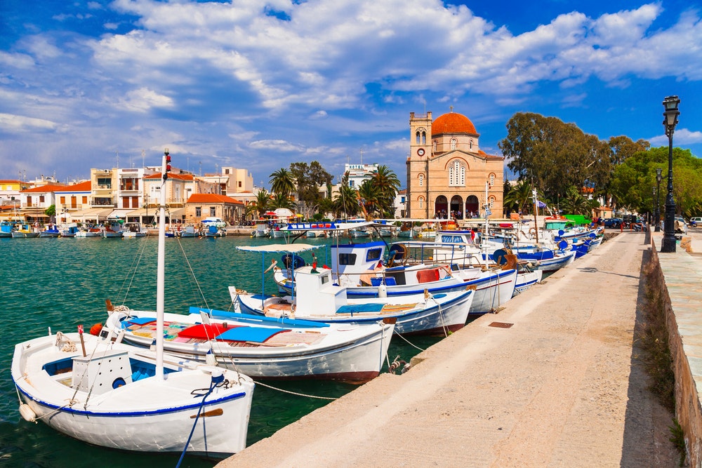 Hafen von Aegina mit traditionellen griechischen Fischerbooten