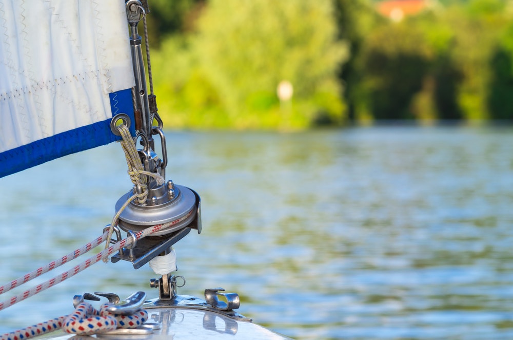 Sail trim fundamentals: a guide for beginner sailors