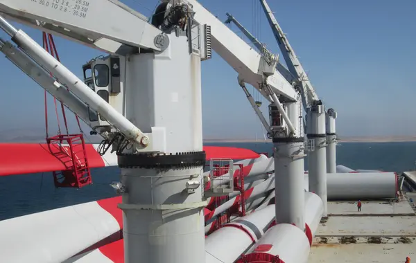 Ve výhledu na jachty velkým lodím občas překáží jeřáby