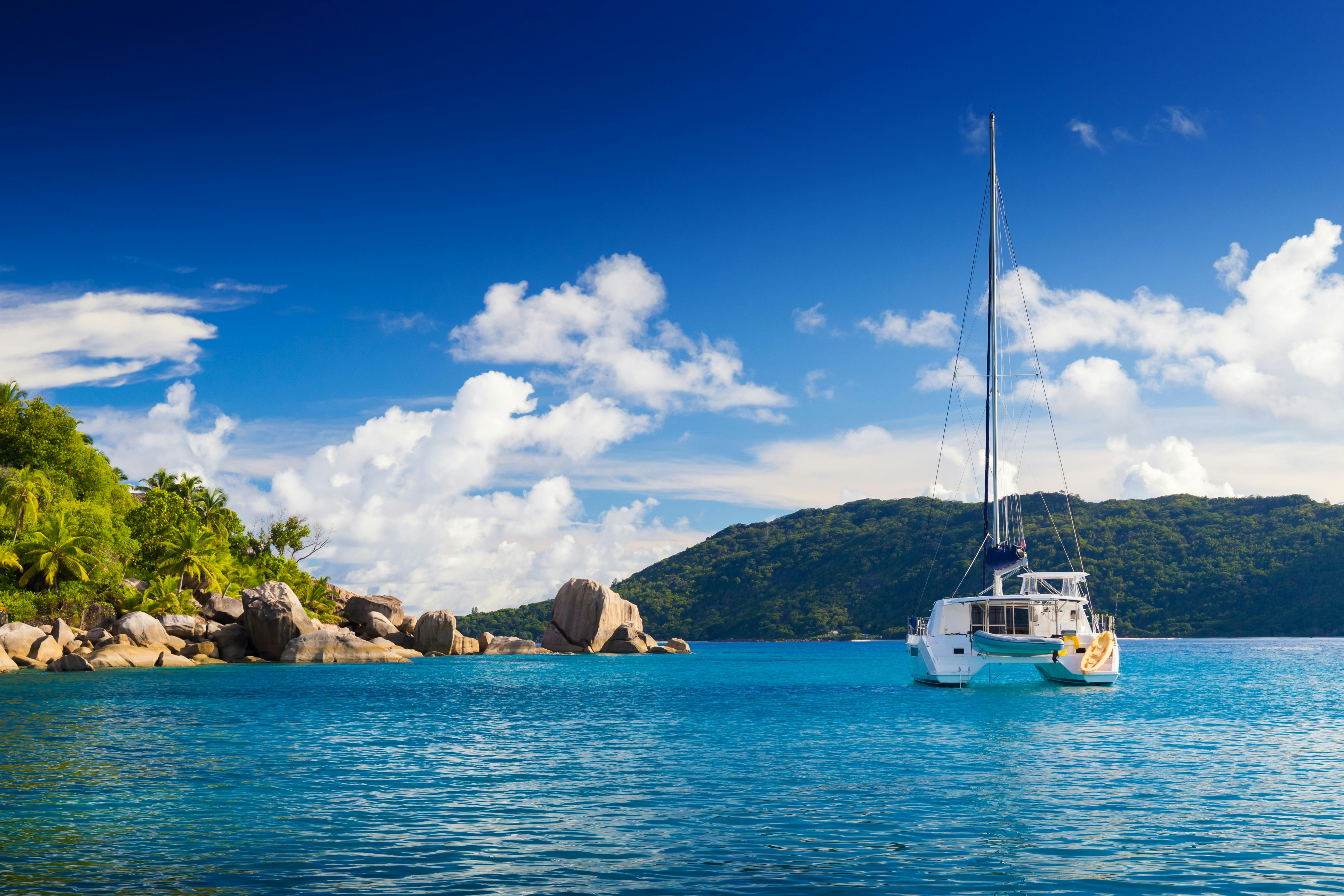 Catamarán en el mar