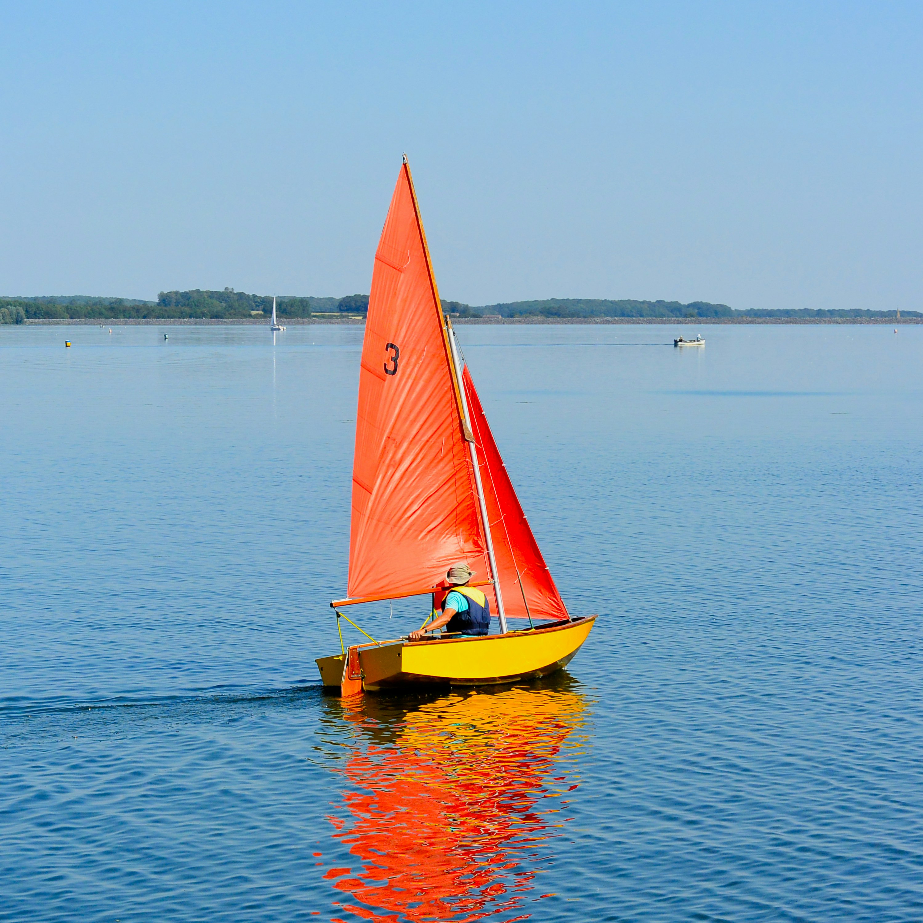 Dinghy sailing on Rutland Water