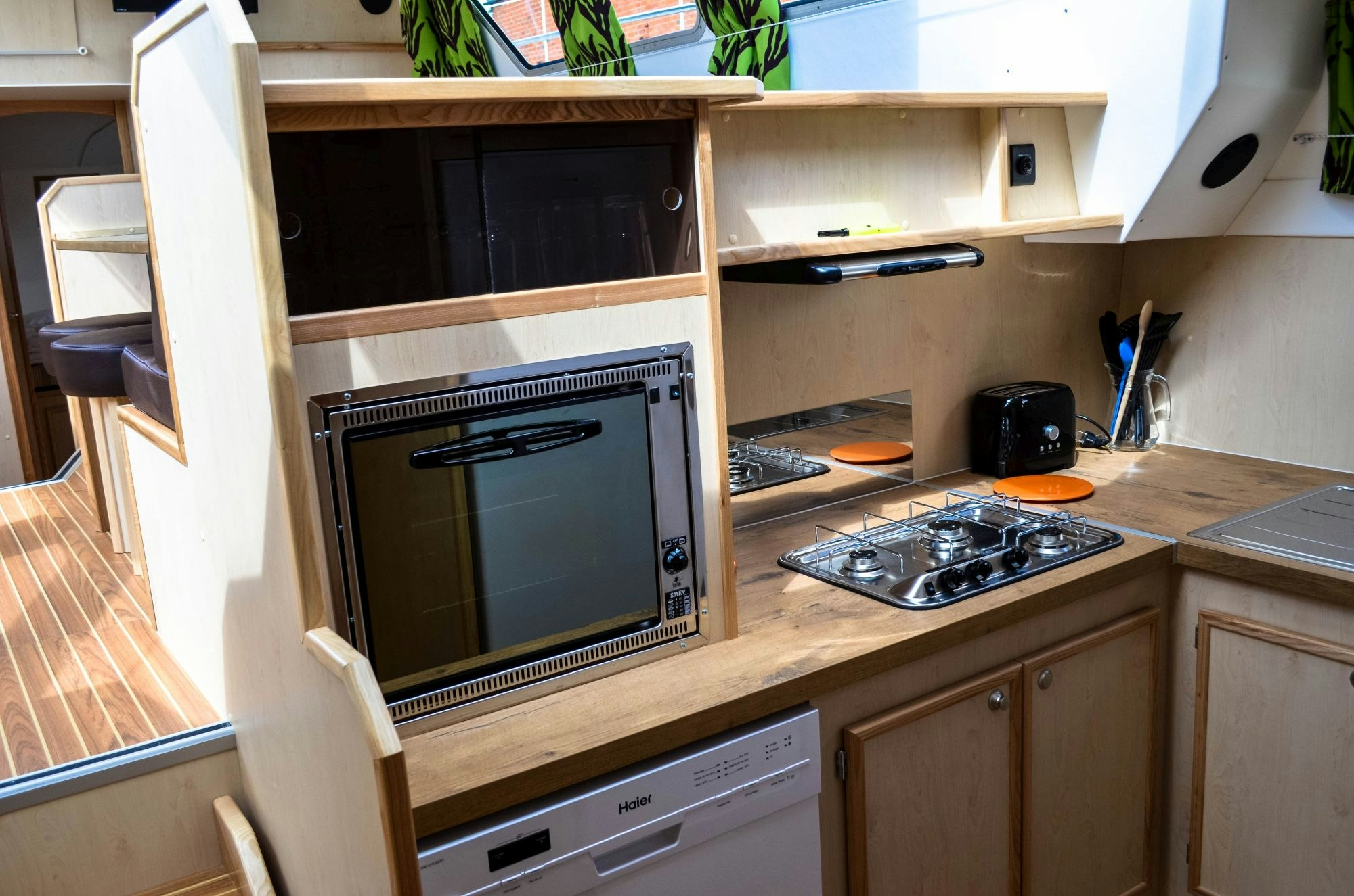 ハウスボート「ターポン49クワトロプレステージ」のキッチンを装備。