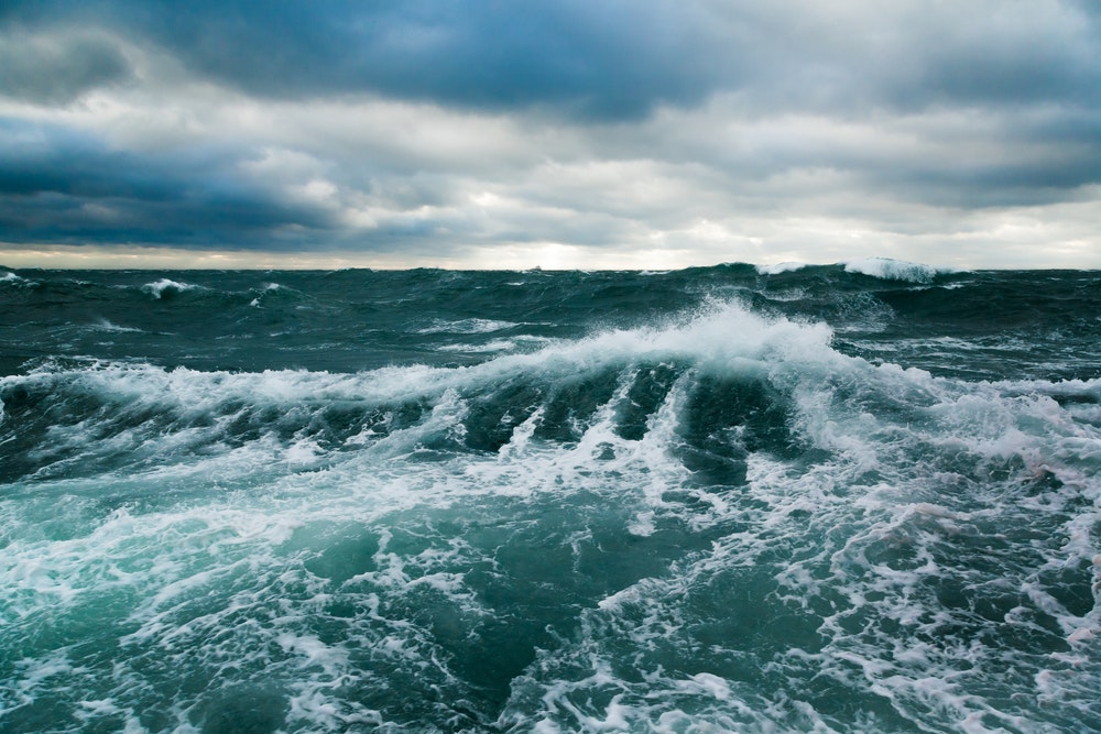 Stora vågor på öppet hav i hårda vindar