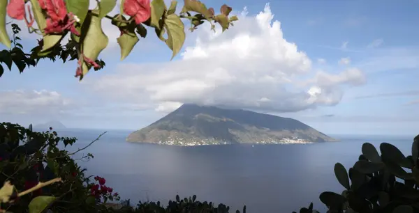 Pohled na činnou sopku Stromboli