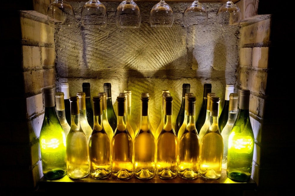 Flaskor med Tokaji i traditionella ungerska källare.
