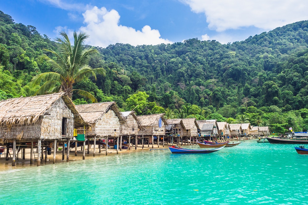Barca di legno e casa sulla spiaggia del mare, villaggio di Morgan, Parco Nazionale di Mu Koh Surin, Mare delle Andamane