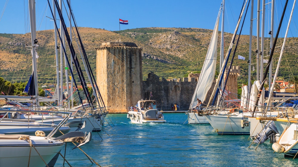 Paesaggio estivo sulla costa - vista del porto e del castello di Kamerlengo a Trogir, sulla costa adriatica della Croazia