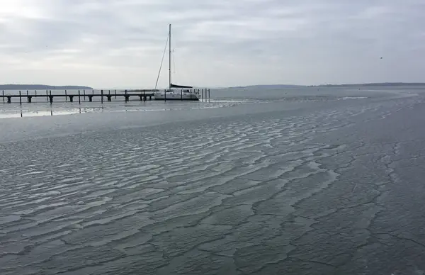 Loď uväznená v ľade v prístave Breege (foto Pavel Kocych)