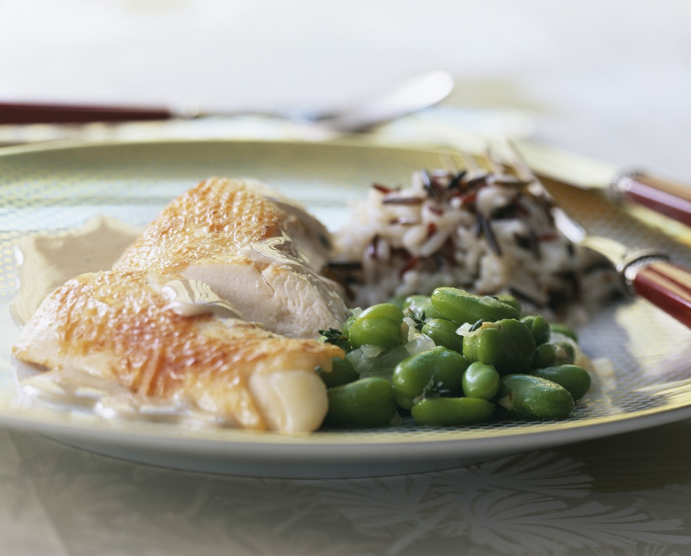 Στήθος κοτόπουλου ή κοτόπουλου Bresse poulard σε σάλτσα Sauternes με φασόλια και άγριο ρύζι