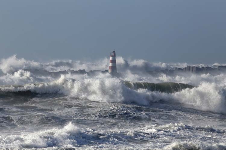 Supervågor kan tillsammans med stigande havsnivåer leda till tätare översvämningar