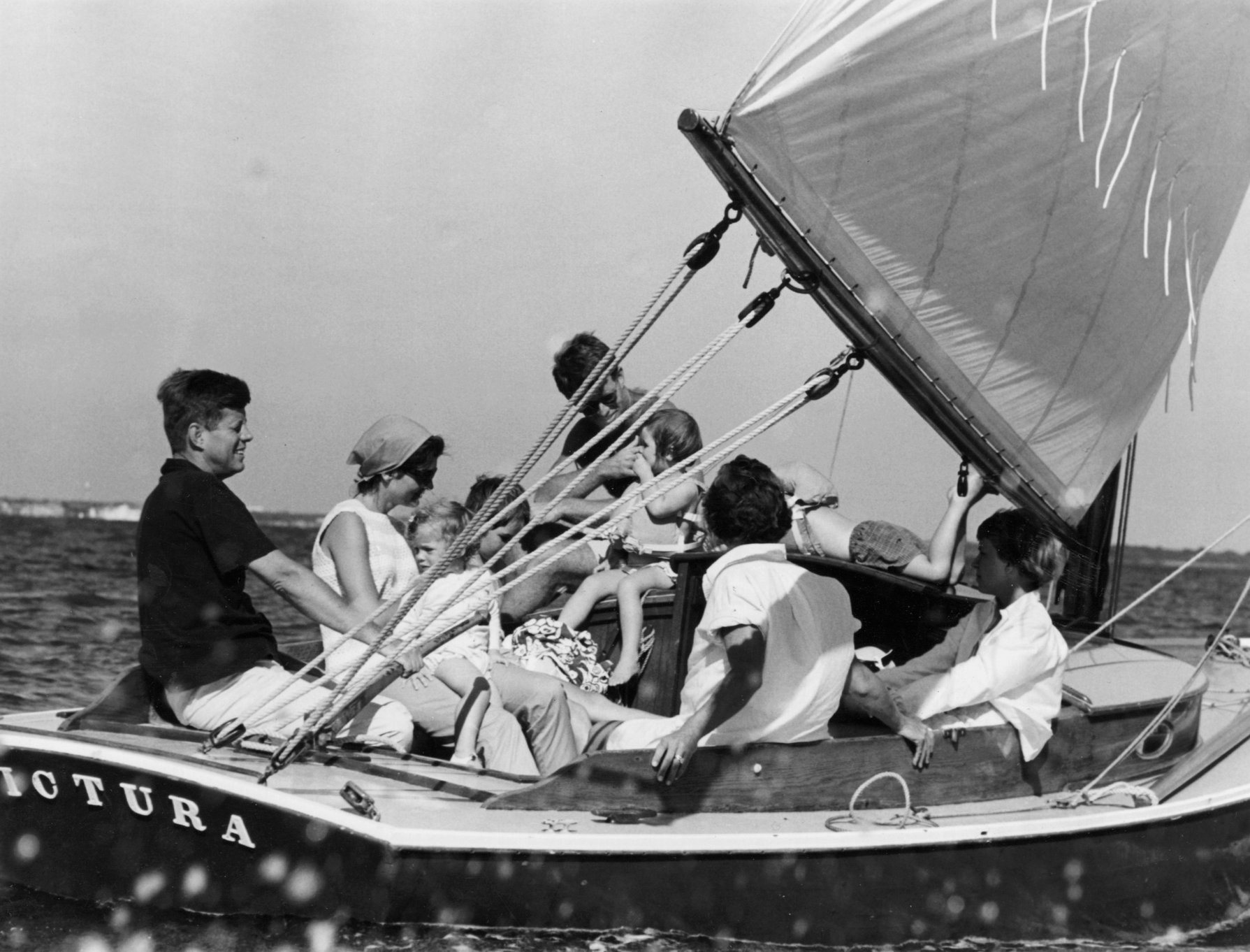 El presidente JFK en su velero Victura.